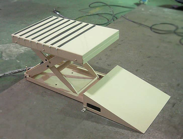 경사판이 포함된 산업용 테이블 리프트 제작 사례