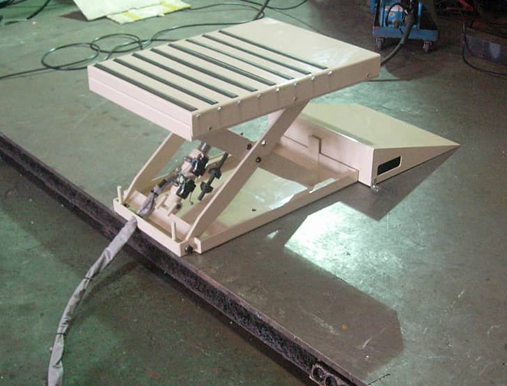 경사판이 포함된 산업용 테이블 리프트 작동 모습