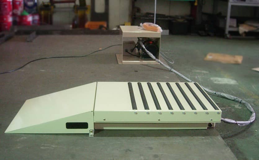 경사판 일체형 저상 테이블 리프트 하강 상태