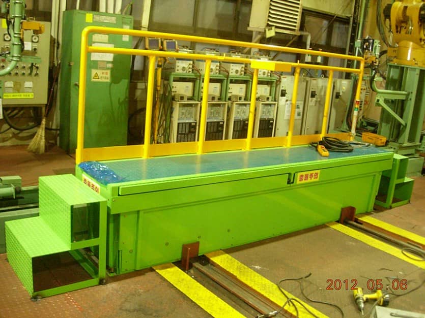 안전 난간이 적용된 대형 매립형 테이블 리프트 설치 사례