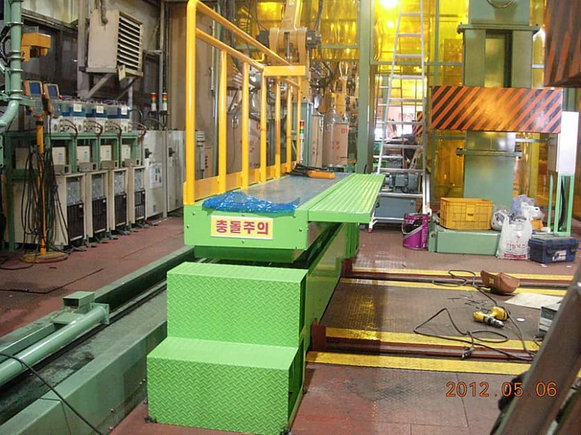 생산 라인에 설치된 매립형 대형 테이블 리프트 측면 구조