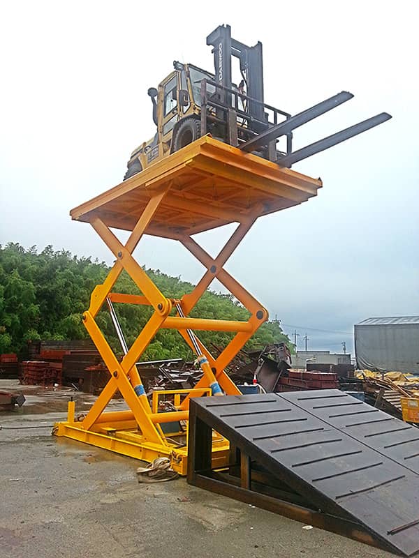지게차 적재가 가능한 야외 설치형 대형 테이블 리프트 제작 사례