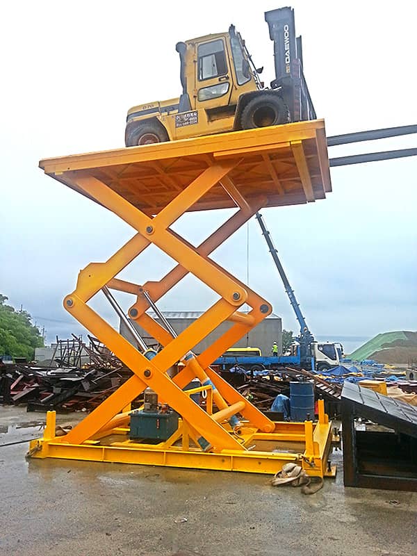 지게차 적재 상태의 야외 설치형 대형 테이블 리프트 최대 상승 모습