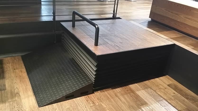 실내 매립형 플랫폼 리프트 상승 작동 상태