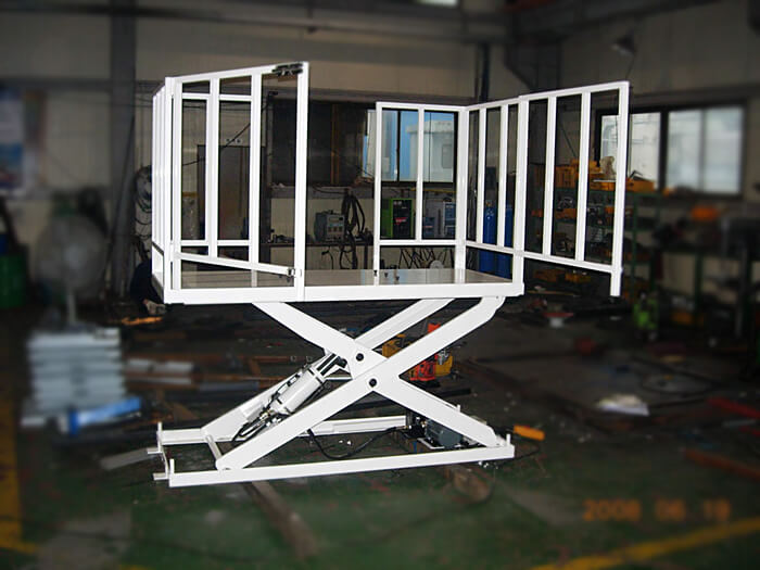 난간형 작업 플랫폼 리프트(상승 상태) 제작 사례