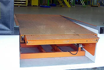 안전한 화물 하역을 위한 도크 레벨러 하강 상태