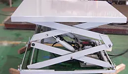 이지산기 2단 암 구조로 설계된 고양정 전동 유압 테이블 리프트